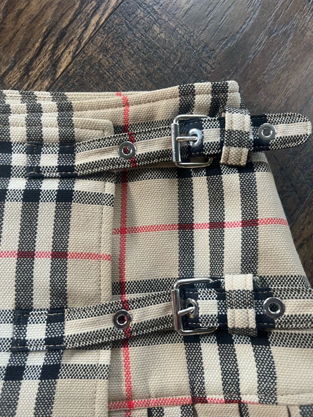 Burberry Beige Plaid Pleated Mini Skirt with Side Buckles - Picture 8 of 9